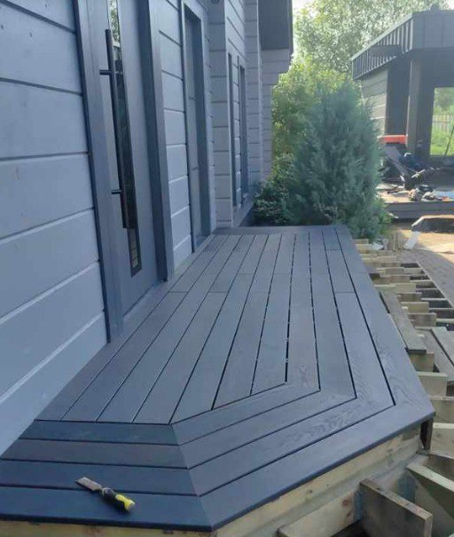 Палубная доска из термоясеня, 20*135 мм., сорт "Экстра", цвет "Графит"