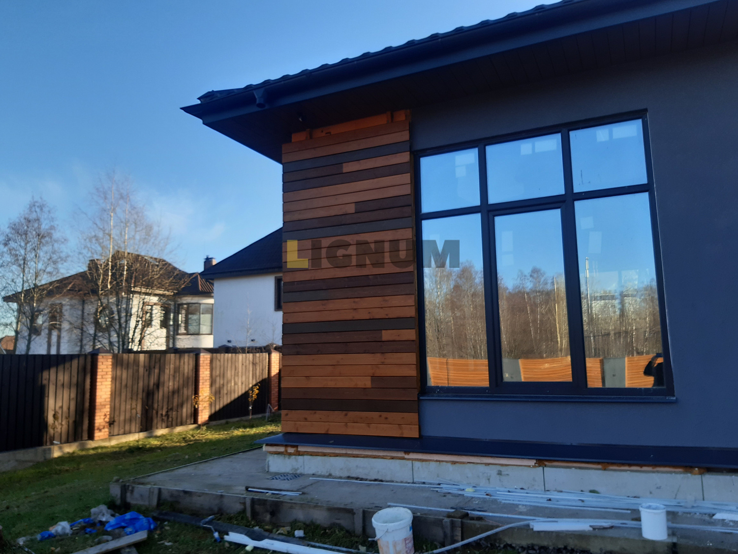 Элементы фасад из лиственницы в частном доме