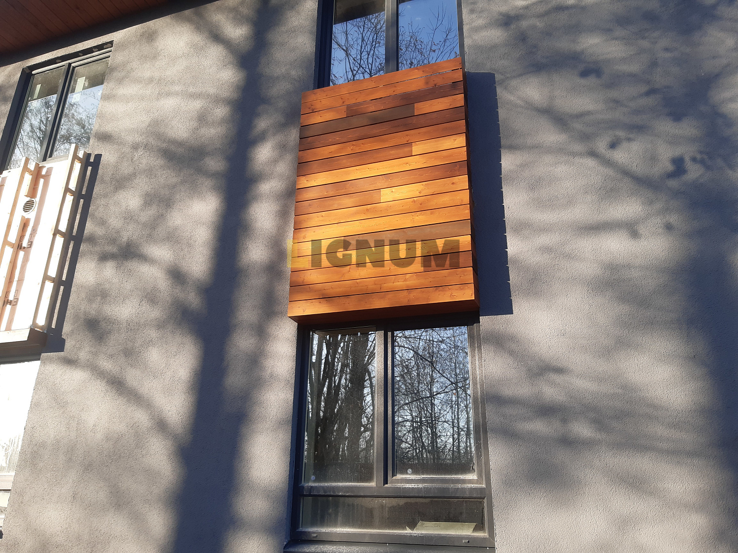 Элементы фасад из лиственницы в частном доме